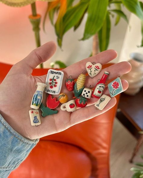 All posts • Instagram Diy Holiday Gifts For Family, Button Diy Crafts, Beads Art Ideas, Clay Diy Magnets, Porcelain Clay Projects, Small Clay Trinkets, Ceramic Clay Projects, Tiny Ceramics Ideas, Small Resin Projects