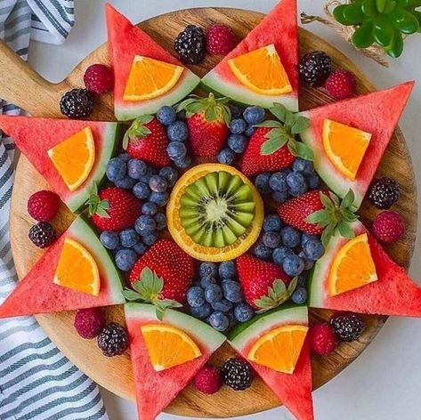 Fruit Platter Designs, Fruit Creations, Decorações Com Comidas, Party Food Buffet, Charcuterie Inspiration, Fruit Arrangements, Crafts Easter, Fruit Decorations, Charcuterie Recipes