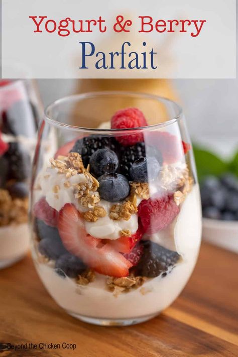 Greek Yogurt Parfait Recipes, Breakfast Parfait Recipes, Berry Yogurt Parfait, Yogurt Berries, Yogurt Parfait Recipe, Fruit And Yogurt Parfait, Make Greek Yogurt, Greek Yogurt Parfait, Yogurt Parfaits