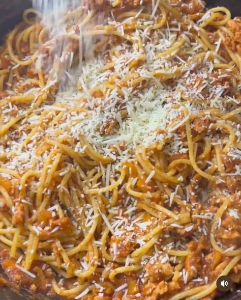 Puerto Rican Spaghetti, Sofrito Chicken, Chop Meat Recipes, Ground Beef Pasta Recipes, Spaghetti With Ground Beef, Beef Pasta Recipes, Ground Beef Pasta, Creamy Pasta Recipes, Boricua Recipes