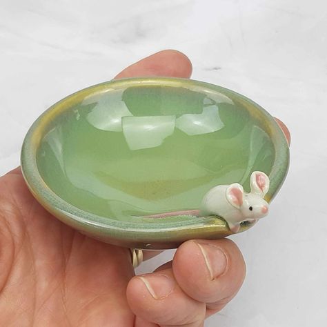 Ring Holder Ceramic, Small Ceramic Bowl, Porcelain Animal, Pottery Crafts, Pottery Classes, Cute Clay, Ceramic Animals, Clay Art Projects, Ceramics Projects