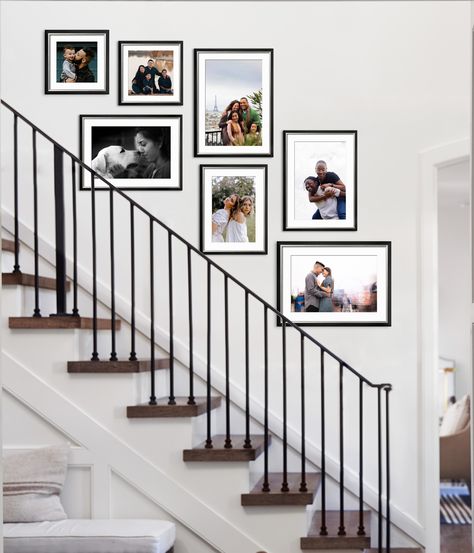 Upstairs Hallway Wall Decor, Family Photos On Stairs, Stair Photo Walls, Hallway Frames, Family Photo Wall Ideas, Stairway Pictures, Photo Wall Layout, Foto Scale, Gallery Wall Stairs