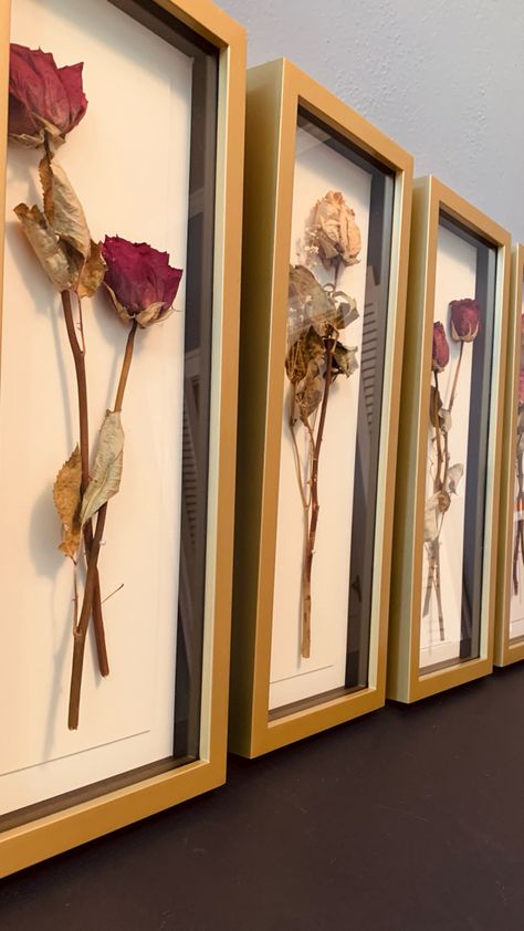 Dried Flowers On Frame, Dry Flower Display Ideas, Flowers In Picture Frames Diy, Dry Flowers Frame Wall Art, Roses Diy Crafts, Dry Roses Decoration, Display Dried Roses, Dried Roses In Frame, Dried Rose Petal Art