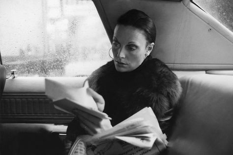 Fashion designer Diane Von Furstenberg, sitting in the back of a car. | Photographed by Elliott Erwitt, Vogue, July 1976 Elliott Erwitt Photography, Diane Von Furstenberg 70s, Elliott Erwitt, Alfred Eisenstaedt, Diana Vreeland, Studio 54, Documentary Photographers, New Yorker, Von Furstenberg