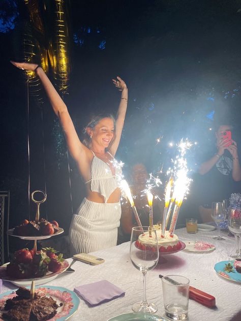 Emma Leger Birthday, Birthday Dinner Outside Aesthetic, Birthday Party Aesthetic Outfit, Birthday Dinner On The Beach, 18th Backyard Party, Flowers Bday Party, 18th Birthday Yacht Party, Birthday Party Aesthetics, Beach Birthday Dinner Outfit