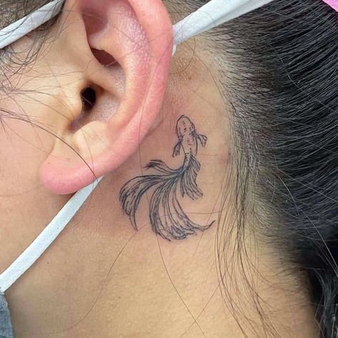 Behind The Ear Tattoos: What You Should Know Before Getting Inked – Self Tattoo Behind The Ear Tattoos, Dr Tattoo, Male Selfie, Behind Ear Tattoos, Ear Tattoo Ideas, Hidden Tattoos, Ear Tattoos, Fish Tattoo, Discreet Tattoos