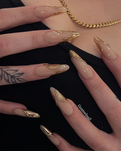 Basic Nails Almond, Gold Nails Inspiration, Nails Gold Design, Aesthetic Y2k Nails, Classy Almond Nails, Nye Nails, Golden Nails, Gold Nail Designs, Almond Acrylic Nails