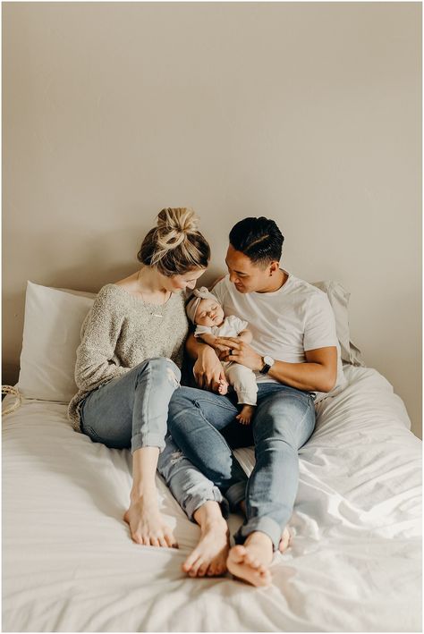 Pumping Mom Photo Shoot, Im Home Newborn Photography, New Family Photoshoot At Home, I’m Home Family Newborn Session, Newborn Family Home Session, Casual Family Newborn Photos, Family Session With Newborn, Newborn Photography Home Session, Family Home Session Photography