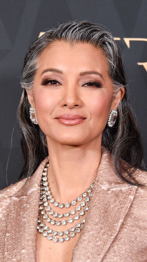 13 Naturally Gray-Haired Celebrities That Serve the Ultimate Silvery Inspo French Women Grey Hair, Makeup Looks For Grey Hair, Jenna Lyons Grey Hair, Olive Skin Grey Hair, Beautiful Grey Hair, Celebrities With Grey Hair, Early Grey Hair, Gray Hair 30s, Gray Hair Transformation