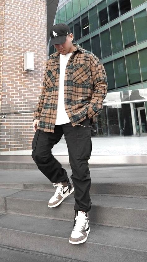 Men Outfits With Flannels, Casual Men Fall Outfits Street Styles, Big Guy Fall Outfits, Big Jacket Outfits Street Style Men, Street Wear Big Men, Cargo Pants Mens Outfit, Big Man Streetwear, Rainy Day Outfit Men Streetwear, Jean Jacket Outfits Men Street Styles