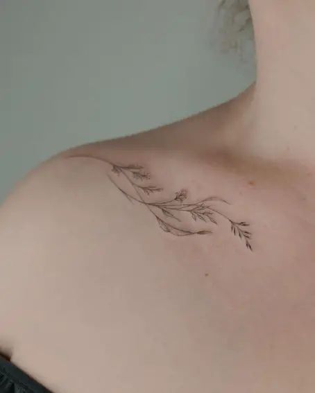 30 Stunning Collarbone Tattoo Ideas For Men And Women Above Collar Bone Tattoo, Fine Line Collar Bone Tattoos For Women, Small Clavicle Tattoo, Tattoos On Collar Bone For Women, Dainty Collar Bone Tattoo, Tattoo Ideas Female Collar Bone, Clavicle Tattoos For Women, Collarbone Tattoo Ideas, Collar Bone Tattoos