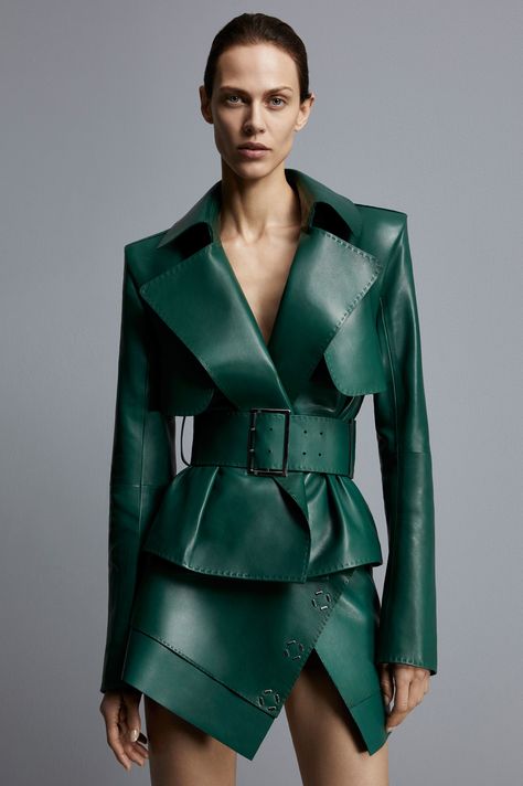 See the complete Mugler Pre-Fall 2017 collection. Winter Mode, Stil Inspiration, Thanksgiving Outfit, Olivia Palermo, 가을 패션, Leather Outfit, Gigi Hadid, Looks Style, Fashion 2017