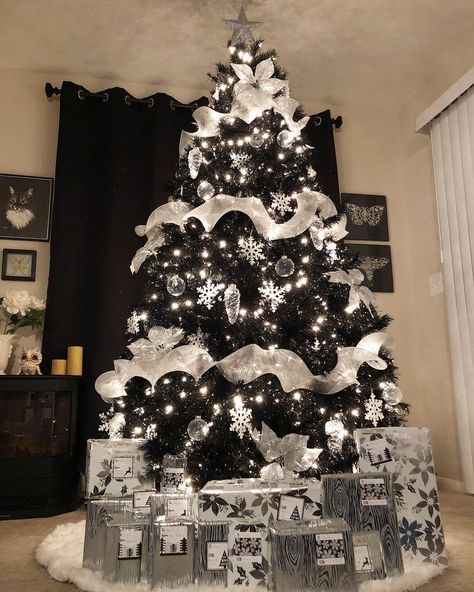 Black Xmas Tree, Black And White Christmas Tree, Black Christmas Tree Decorations, Black Christmas Decorations, Glam Christmas Tree, Black Christmas Tree, Christmas Tree Inspo, Black And White Christmas, Black White Christmas