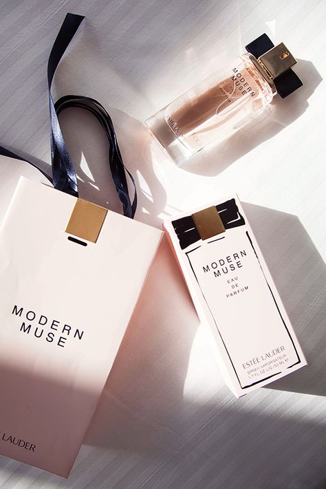 @Brandoswifeey Modern Muse Perfume, Estee Lauder Modern Muse, Estee Lauder Perfume, Daisy Perfume, Cologne Scents, Modern Muse, Beauty Samples, Christmas Scents, Perfume Lover