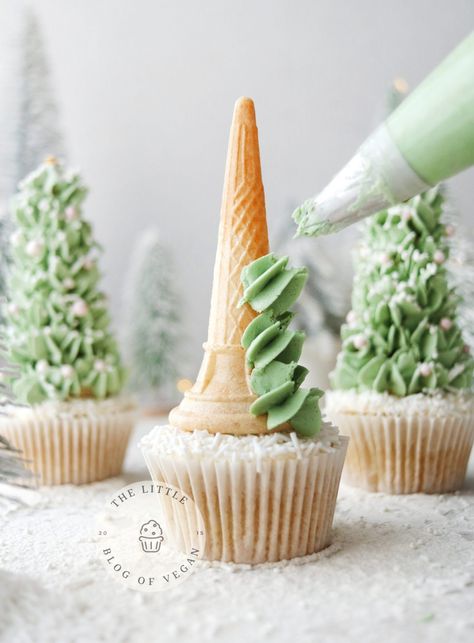 Easy Christmas Tree Cupcakes - The Little Blog Of Vegan Christmas Cupcakes Ideas Decoration, New Year Sweets, Simple Christmas Desserts, Cupcakes For Thanksgiving, Christmas Cake Decor, Christmas Tree Dessert, Cupcake Christmas Tree, Napkins Folding, How To Fold Napkins