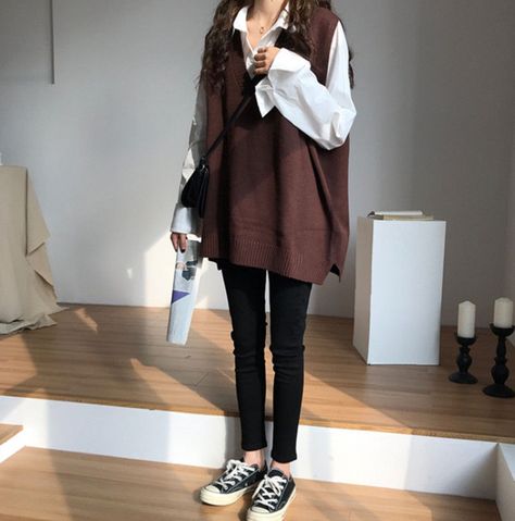 korean fashion preppy casual style fall winter outfit black jeans converse white button up shirt brown oversized sweater vest Jeans Converse, Sweater Vest Outfit, Fashion Preppy, Korean Outfit Street Styles, Vest Outfit, Photographie Portrait Inspiration, Converse White, Outfit Black, Korean Girl Fashion