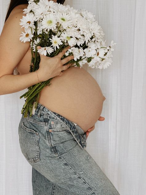 Diy floral maternity shoot Positive Birth Affirmations, Vom Avea Un Copil, Cute Pregnancy Photos, Diy Maternity Photos, Maternity Picture Outfits, Baby Bump Photoshoot, Pregnant Photography, Maternity Studio Photoshoot, Studio Maternity Photos