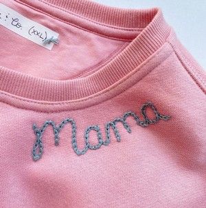 Embroider T Shirt Diy, How To Sew Names On Sweaters, Embroidery By Hand For Beginners, Easy Embroidery On Shirt, How To Crochet Embroidery, How To Hand Embroidery Sweatshirt, Diy Hand Stitched Name, Hand Embroidery How To, Diy Words On Shirt