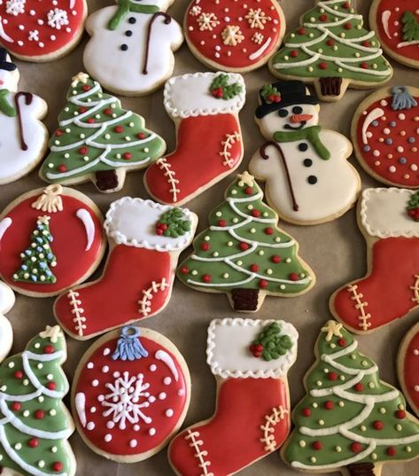 From Christmas sugar cookies to festive cupcakes, learn how to make some great holiday treats the whole family will love! Gingerbread Cookies Decorated Christmas, Cookie Icing Ideas Christmas, Cute Sugar Cookies Designs Christmas, Sugar Cookie Ideas Decorated Christmas, Pretty Christmas Sugar Cookies, Cute Cookies Christmas, Gingerbread Cookies Decoration, Cute Decorated Christmas Cookies, Gingerbread Cookies Ideas Decoration