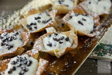 Mini Cannoli Cups // The perfect bite-sized treat for your holiday entertaining! They are adorable, delicious, and can be whipped together in a jiffy! | Tried and Tasty Cannoli Cups, Mini Cannoli, Dessert Halloween, Mini Dessert Recipes, Pane Dolce, Community Table, Dessert Bites, Bite Size Desserts, Creative Desserts