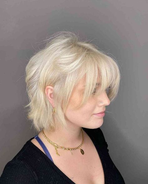 Layered-Shag-with-Bottleneck-Bangs Short Haircuts With Bangs, Short Shaggy Haircuts, Short Shag Haircuts, Shaggy Short Hair, Short Shag Hairstyles, Shag Haircuts, Hair Inspiration Short, Shag Hairstyles, Short Layered Haircuts