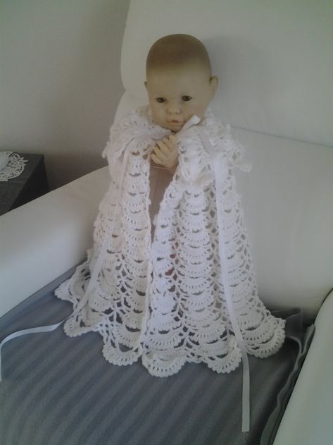 Cap bébé blanche - Un grand marché Cape Bebe, Crochet Bebe, Cape, Flower Girl, Crochet Hats, Flower Girl Dresses, Girls Dresses, Boutique, Crochet