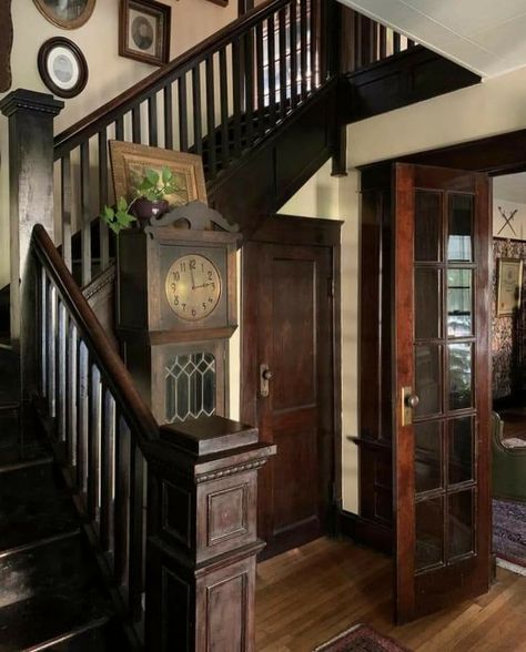 1700s Colonial House Interior, 1890 Interior Design, 1880s House Interior, Traditional Victorian House Interior, Brown House Aesthetic, Old Houses Interior, 1800s House Interior, Old Homes Interior, 1910s House Interior