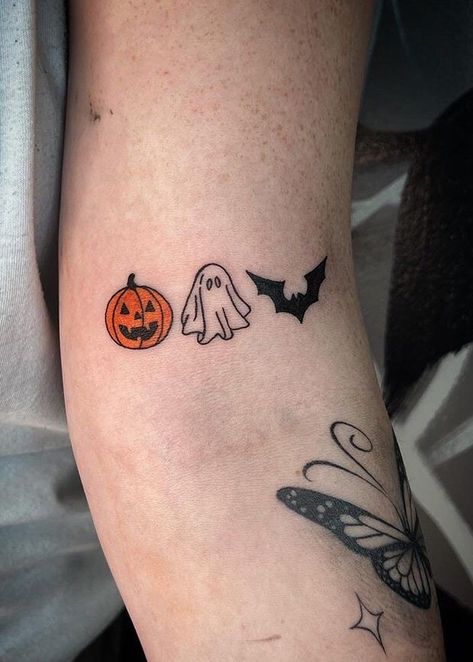 Cute Halloween Tattoos, Pumpkin Tattoo, Bat Tattoo, Ghost Tattoo, Theme Tattoo, Tattoos Geometric, Spooky Tattoos, Halloween Tattoo, Horror Tattoo