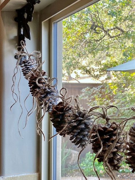 How To Make A Rustic Pinecone Garland - Nature Way Natal Natural, Pinecone Crafts Christmas, Pinecone Crafts, Pinecone Garland, Pine Cone Art, Natural Christmas Decor, Garden Decor Ideas, Pine Cone Decorations, Cones Crafts