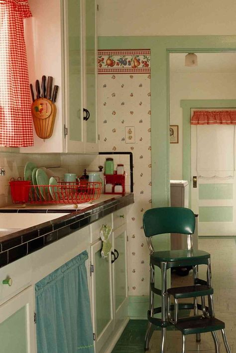 1940s Interior Design, 1940s Home Decor, 1940s Interior, 1940s Kitchen, 50s Kitchen, 1940s Home, Home Decor Wallpaper, Kitschy Kitchen, Rooms Ideas