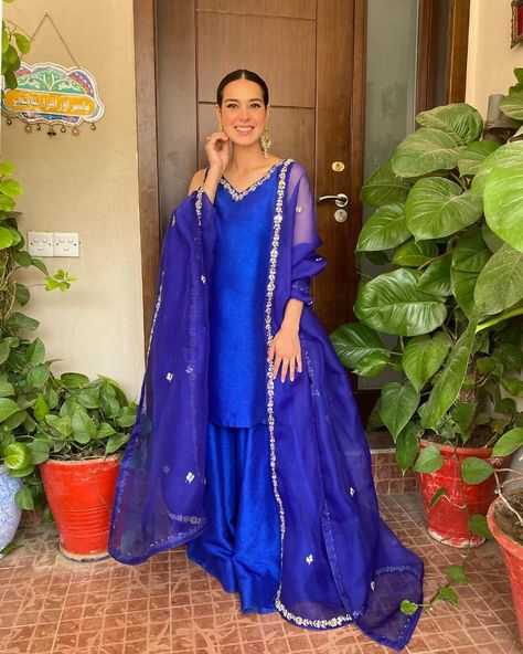 Niche Lifestyle on Instagram: “Iqra Aziz celebrates Eid gorgeously dressed in @FaizaSaqlain wearing an electric blue sharara and shirt paired with embellished sheer odhni…” Wedding Sharara Suit, Raw Silk Sharara, Blue Sharara, Faiza Saqlain, Silk Sharara, Iqra Aziz, Shirt Korean, Pakistani Fashion Party Wear, Sharara Suit