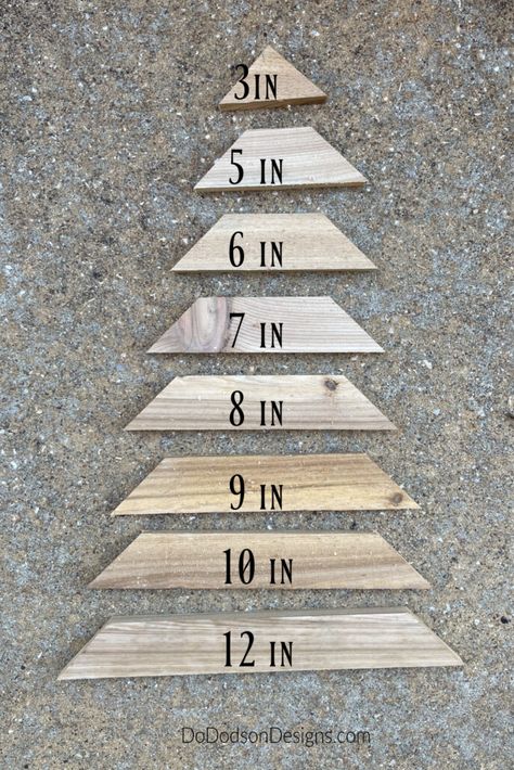 Easy Holiday Wood Projects, Wooden Trees Diy, Diy Decor Christmas, Small Wood Projects To Sell, Christmas Trees Diy, Wood Christmas Trees Diy, Wooden Christmas Trees Diy, Wood Projects To Sell, Pallet Wood Christmas