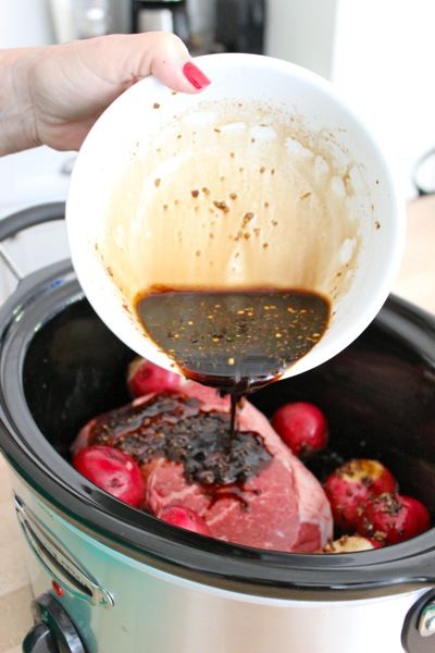 Balsamic roast with red potatoes in the crock pot Balsamic Roast Beef, Balsamic Pot Roast, Roast Beef Recipes, Beef Chuck Roast, Crockpot Dishes, Beef Chuck, Chuck Roast, Think Food, Crock Pot Cooking