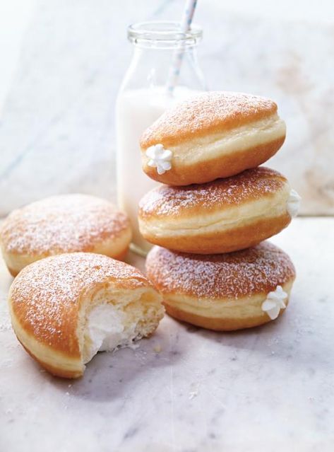 Try this simple recipe for fried, fluffy doughnuts, filled with a luscious whipped cream. Donat Glaze, Cream Filled Donuts, Doughnut Recipe Easy, Donut Filling, Homemade Donuts Recipe, Recipes With Whipping Cream, Cronut, Filled Donuts, Homemade Donuts