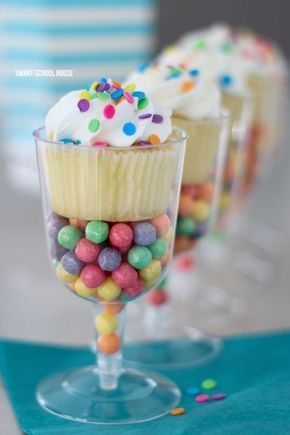 Plastic Wine Glass Cupcake Stand. So colorful! Get plastic wine glasses from the dollar store. DIY cupcake stands. Great idea! Glass Cupcake Stand, Diy Cupcake Stand, Diy Cupcake, Cupcake Stands, Diy Cupcakes, Brunch Buffet, Diet Vegetarian, Cupcake Stand, Bake Sale