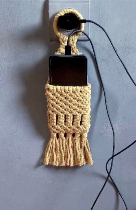 Macrame Remote Holder, Macrame Mobile Holder, Macrame Phone Holder, Mobile Charger Holder, Macrame Mobile, Keychain Patterns, Make Mobile, Easy Paper Craft, Scarf Holder