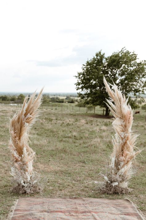 Pampas Grass Ceremony, Bloom Bar, Boho Wedding Arch, Boho Wedding Backdrop, Grass Backdrops, Boho Wedding Theme, Minimal Boho, Bohemian Wedding Inspiration, Festival Bride