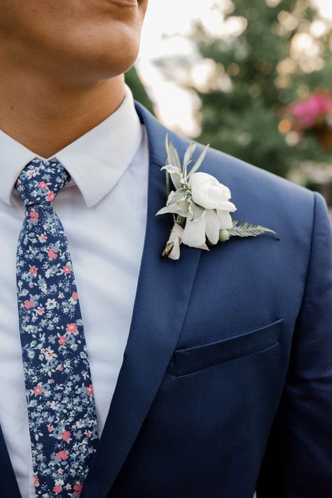 Wedding florist Blue Suit Floral Tie, Blue Groomsmen Attire, Navy Blue Groomsmen, Floral Tie Wedding, Blue Groomsmen Suits, Blue Groomsmen, Navy Suit Wedding, Groomsmen Boutonniere, Floral Bow Tie