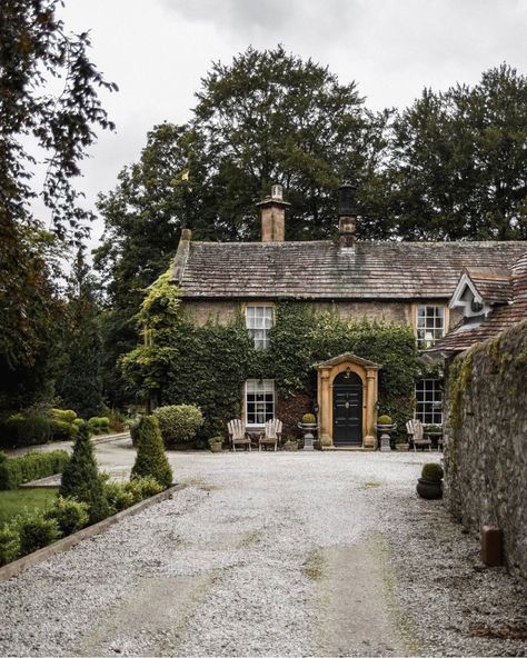 Jasper Conran’s 17-Century Dorset Manor Cottage Airbnb, British Cottage, English Manor Houses, Cottage Exterior, English Manor, Dream Cottage, Countryside House, English Country House, Dream House Exterior