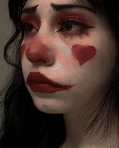 Heart red clown makeup Clown Cute, Cute Clown Makeup, Makeup Clown, Halloween Makeup Clown, Holloween Makeup, Funky Makeup, Most Paused Movie Scenes, Siluete Umane, Halloween Makeup Inspiration