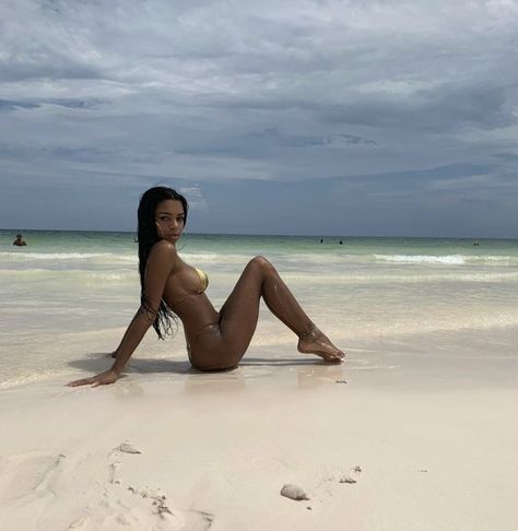 Beach Outfits Women Photoshoot, Baddie Beach Pictures Poses, How To Pose For Vacation Pictures, Barbados Instagram Pictures, Carribean Pictures Ideas, Baddie Beach Pics, Vacation Pics Black Women, Vacation Pictures Black Women, Tropical Vacation Photo Ideas