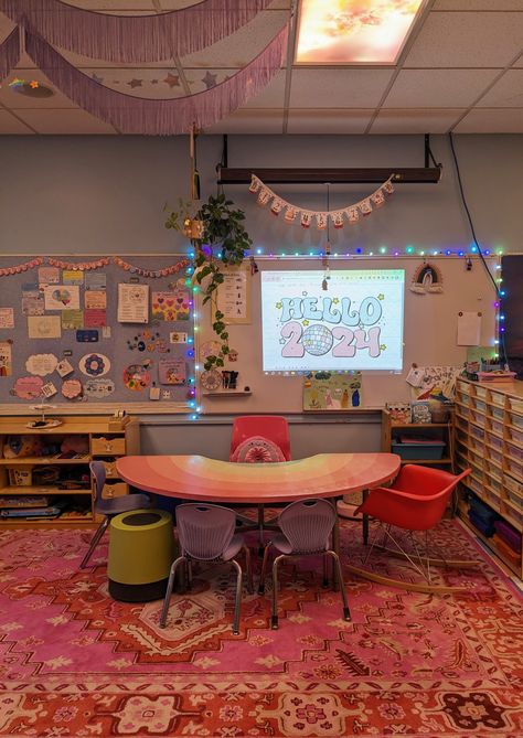 Teacher Bedroom Ideas, Classroom Inspo Preschool, Y2 Classroom Ideas, Elementary Classroom Wall Decor, Nursery Class Decoration Classroom Decor, Colorful Kindergarten Classroom Themes, Classroom Asthetic Picture, Teaching Kindergarten Aesthetic, Classroom Cozy Corner Ideas