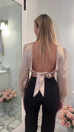 How To Wear A Backless Top, Bra For Backless Top, Bra For Low Cut Backless Dress, Backless Strapless Bra Hacks Diy Ideas, Open Back Bra Hacks, Backless And Strapless Bra Hack, How To Wear A Bra With A Backless Dress, How To Wear Bra With Open Back Dress, How To Wear A Dress Without A Bra Tips