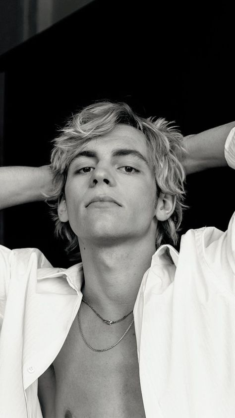 Austin Moon, Austin And Ally, Skateboard Art, Kitesurfing, Hot Actors, Cute Actors, Film Serie, White Photo, Hottest Celebrities