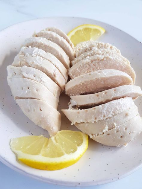 Poached chicken breasts are perfect to cook a plain, basic boiled chicken. It's unseasoned, which makes it ideal to make shredded, pulled or diced chicken for chicken salads and other dishes. A low carb, keto, paleo, whole30 and low calorie meal prep idea you can use for several meals! This is the best way to cook chicken for young kids or people with sensitive guts. Boiled Chicken Breast Recipes, Shredded Chicken Sandwiches, Braised Chicken Breast, Boiled Chicken Recipes, Boiled Chicken Breast, Chicken Salads, Make Shredded Chicken, Raw Chicken Breast, Ways To Cook Chicken