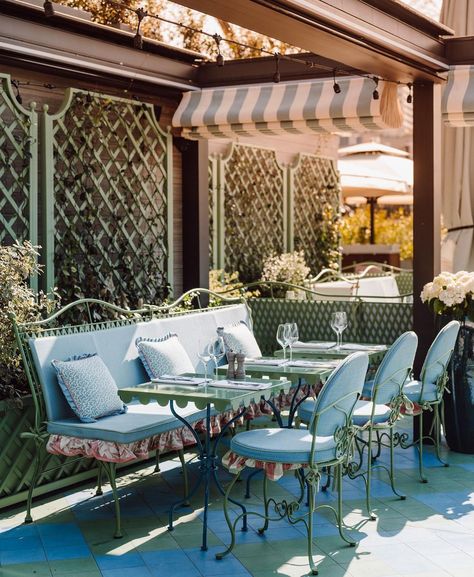 Home Backyard, Wrought Iron Furniture, Outdoor Dinner Parties, Garden Home Decor, French Style Homes, Patio Style, Decor Flowers, Home Garden Decor, Paris Restaurants