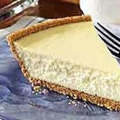 3-Step Cheesecake16 oz. Cream Cheese, softened1/2 C sugar 1/2 tsp.  vanilla2 eggs1  Graham Pie Crust  Oven 325°F. BEAT cream cheese, sugar & vanilla with mixer until blended. Add eggs; beat just until blended. POUR into crust. Bake 40 min. or until center is almost set. Cool. Refrigerate 3 hours. Cheesecake Recipes Philadelphia, Biscotti Cheesecake, Homemade Cheesecake, Easy Cheesecake Recipes, Easy Cheesecake, Köstliche Desserts, Cheesecake Recipe, 5 Ingredient, Savoury Cake