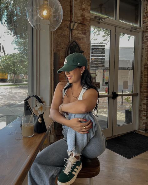 outfit inspo, cute outfit inspo, cute outfit idea, simple outfit, farmers market outfit, sneakers, adidas sneakers, simple outfit, coffee, cafe, coffeeshop Coffee Shop Vibes Outfit, Summer Cafe Outfit, Outfit With Hats For Women, Outfits With Ball Caps, Dad Hat Outfits Women, Green Hat Outfit, Bowling Outfits Casual, Errands Outfit Summer, Day Trip Outfit