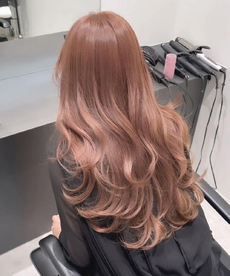 Rose milk tea hair is a gorgeous hair colour that's trending Cool Light Red Hair, Rose Milk Tea Hair Color, Milk Tea Pink Hair, Pink Milk Tea Hair, Rose Milk Tea Hair, Hair Colour Korean, Milk Pink Hair, Milktea Hair Color, Korean Hair Colour