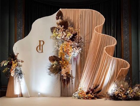 Acrylic Arch Wedding, Wedding Backdrop Design Backgrounds, Backdrop For Wedding Reception, Backdrop Design Ideas, Florist Instagram, Backdrop For Wedding, Wedding Stage Backdrop, Reception Backdrop, Wedding Background Decoration